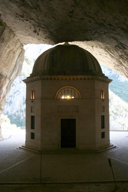 La chiesa del Valadier a Frasassi