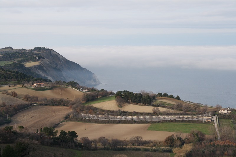 Die Küste von Portonovo vom Weiler Poggio aus gesehen