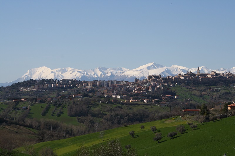 Macerata e i Sibillini sullo sfondo