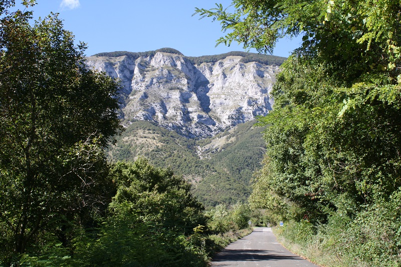 Il Monte Catria visto dalla strada provinciale Arceviese
