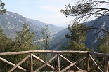 Panorama des Flusses Esino in der Nähe der Frasassi-Schlucht