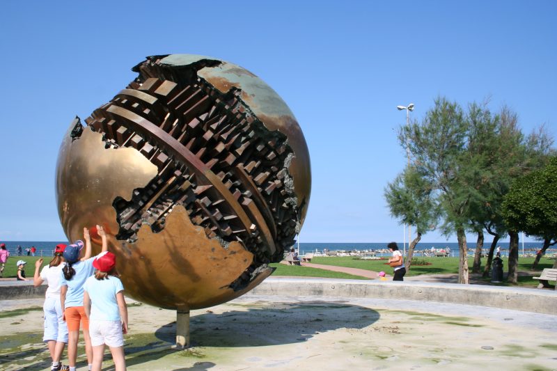 Arnaldo Pomodoro Skulptur in Pesaro