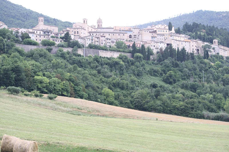 Blick vom Osten von Serra San Quirico