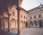 Der Innenhof des Herzogspalastes in Urbino