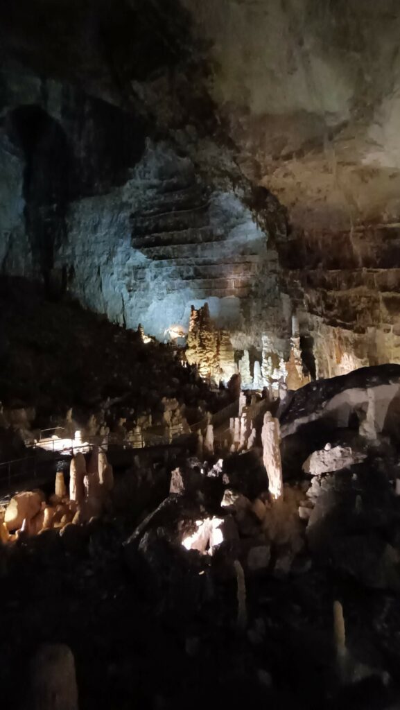 grotte di frasassi stalagmiti